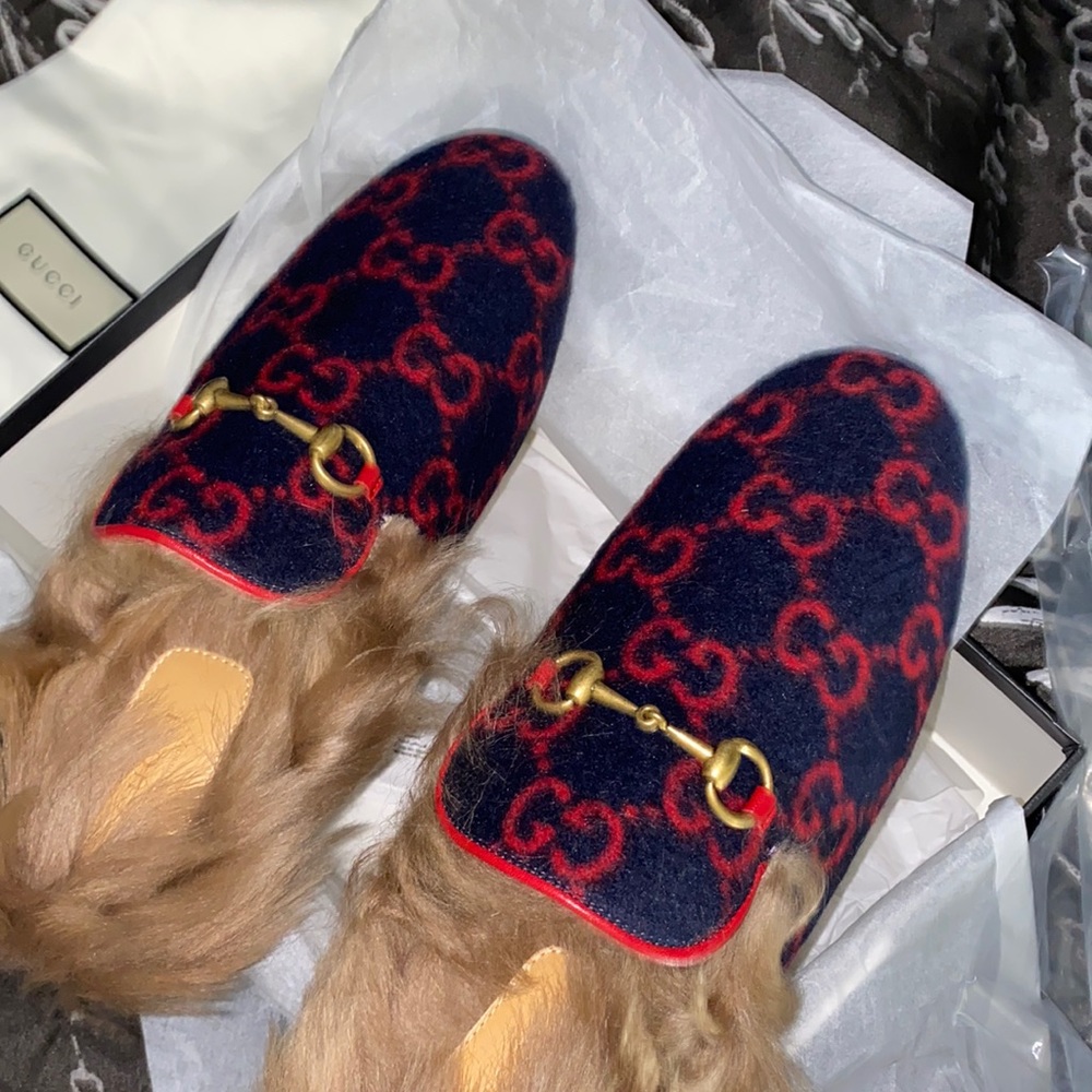 Gucci Mules with tan fur in original packing. Includes 2 Gucci bags.